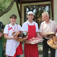 Das Team der Bio-Fleischerei Mörl präsentiert eigene Bio-Fleischprodukte