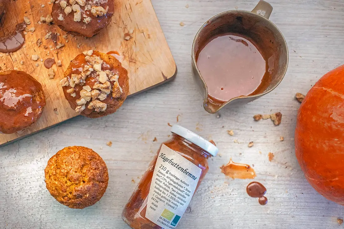 Kürbismuffins mit Walnüssen und Hagebutten-Glasur