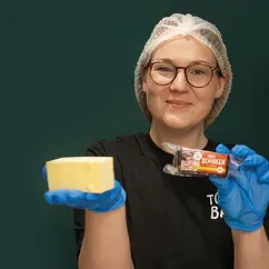 Tofubar-Gründerin mit Tofu in der Hand