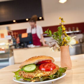 Veganer Burger auf einem Tisch im Bio-Bistro