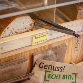 Frisches Bio-Brot in einer Auslage