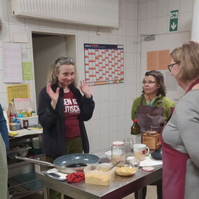 Regionallieferantin Milana von der Johannishöhe spricht mit den Workshop-Teilnehmern