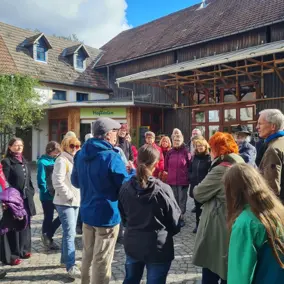 Teilnehmer der Regional-Busfahrt auf dem Hof Mahlitzsch