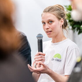 Marisa Endrejat von Elb-Ferment spricht in ein Mikrofon
