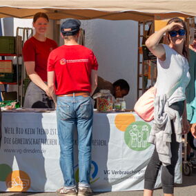 Besucher auf dem Regionalfest stehen am Stand der Spenden-Tombola