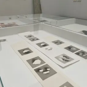 Ausstellungsansicht der Kunstwerke Kiesel von Erika Richter. Copyright: Erika Richter