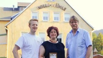 das Team der Rolle Mühle vor dem Hauptgebäude