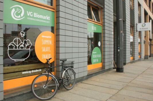Fahrrad steht vor Biomarkt der VG
