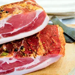Bio-Fleisch auf einem Brett