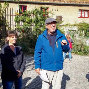 Mitarbeiter vom Pfarrgut Taubenheim und Hof Mahlitzsch stehen vor den Teilnehmenden der Regional-Busfahrt
