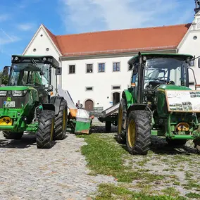 zwei Traktoren auf dem Gut Gamig