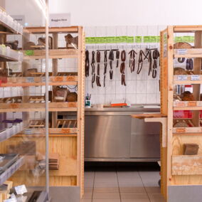 Brotregale und Wurstwaren im Biomarkt Jahnstraße 5a