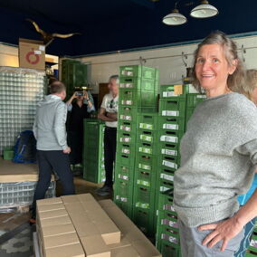 Annett Schwarze von Vegannett zeigt den Teilnehmern der Regionalfahrradfahrt die Manufaktur und das Lager