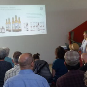 Gruppe von Menschen sehen eine Präsentation von Bio Planète
