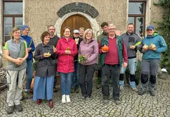 Team von Gut Gamig vor dem Hofladen