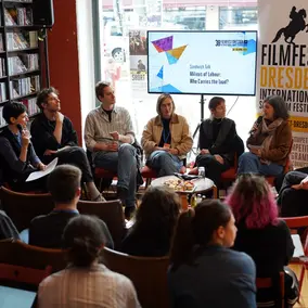 Menschen beim Sandwich Talk auf dem Filmfest Dresden.