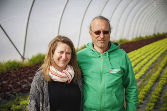 Katrin und Oliver Leipacher im Gewächshaus