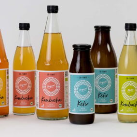 Produkte von Elbferment vor weißem Hintergrund