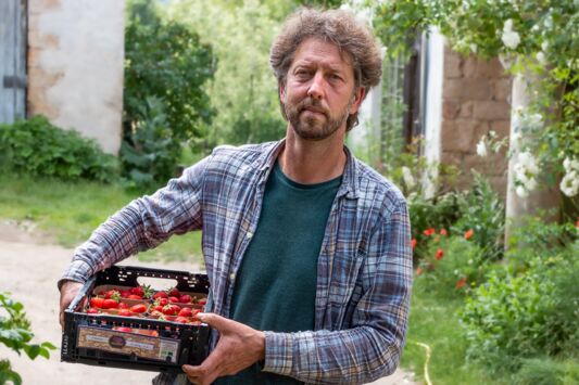 Stephan Kaiser mit Bio-Erdbeeren vom Obsthof Beerenbunt