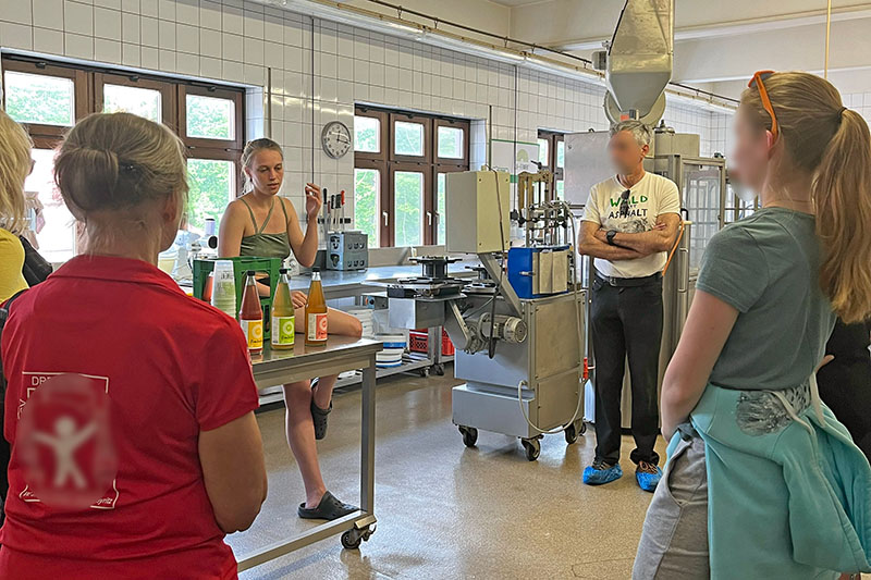Teilnehmer der Regional-Fahrradfahrt in der Abfüllhalle von Elb-Ferment