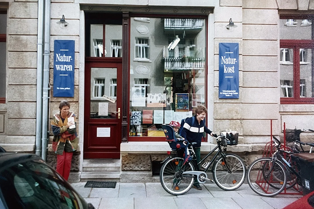 Zwei Frauen stehen vor dem alten VG Biomarkt auf der Tittmannstraße