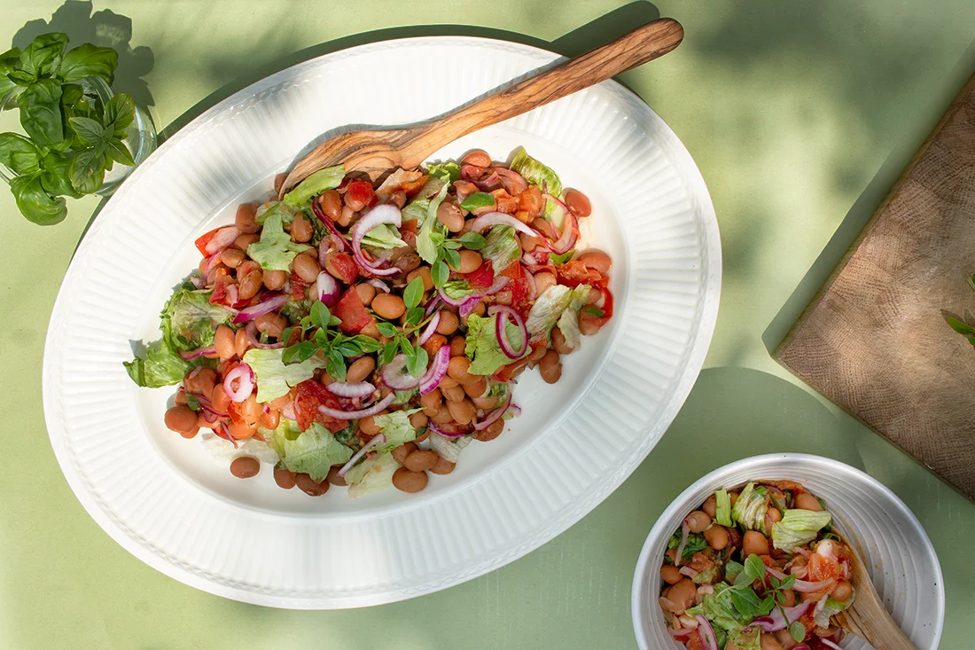 Borlotti-Bohnensalat auf einem Teller und in einer Schüssel