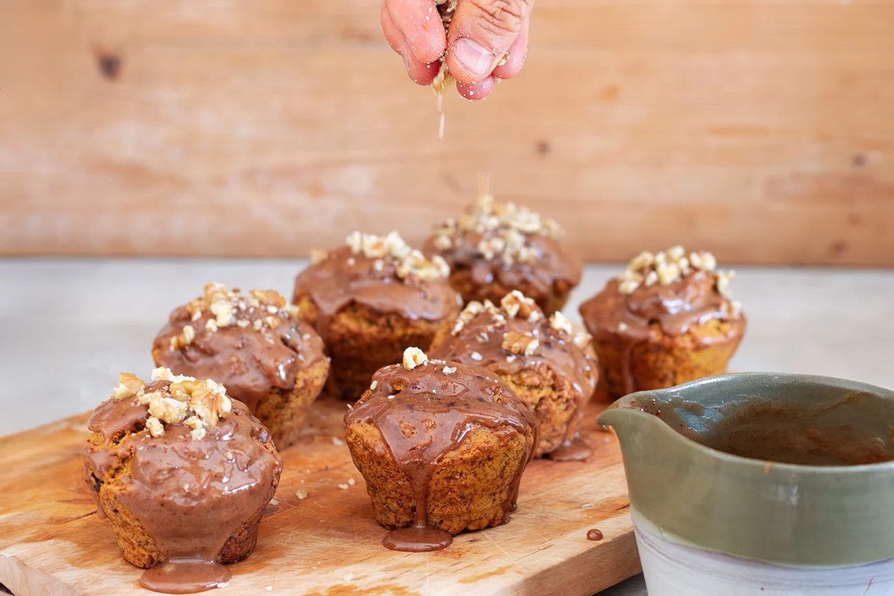 Kürbismuffins mit Hagebutten-Glasur und Walnüssen