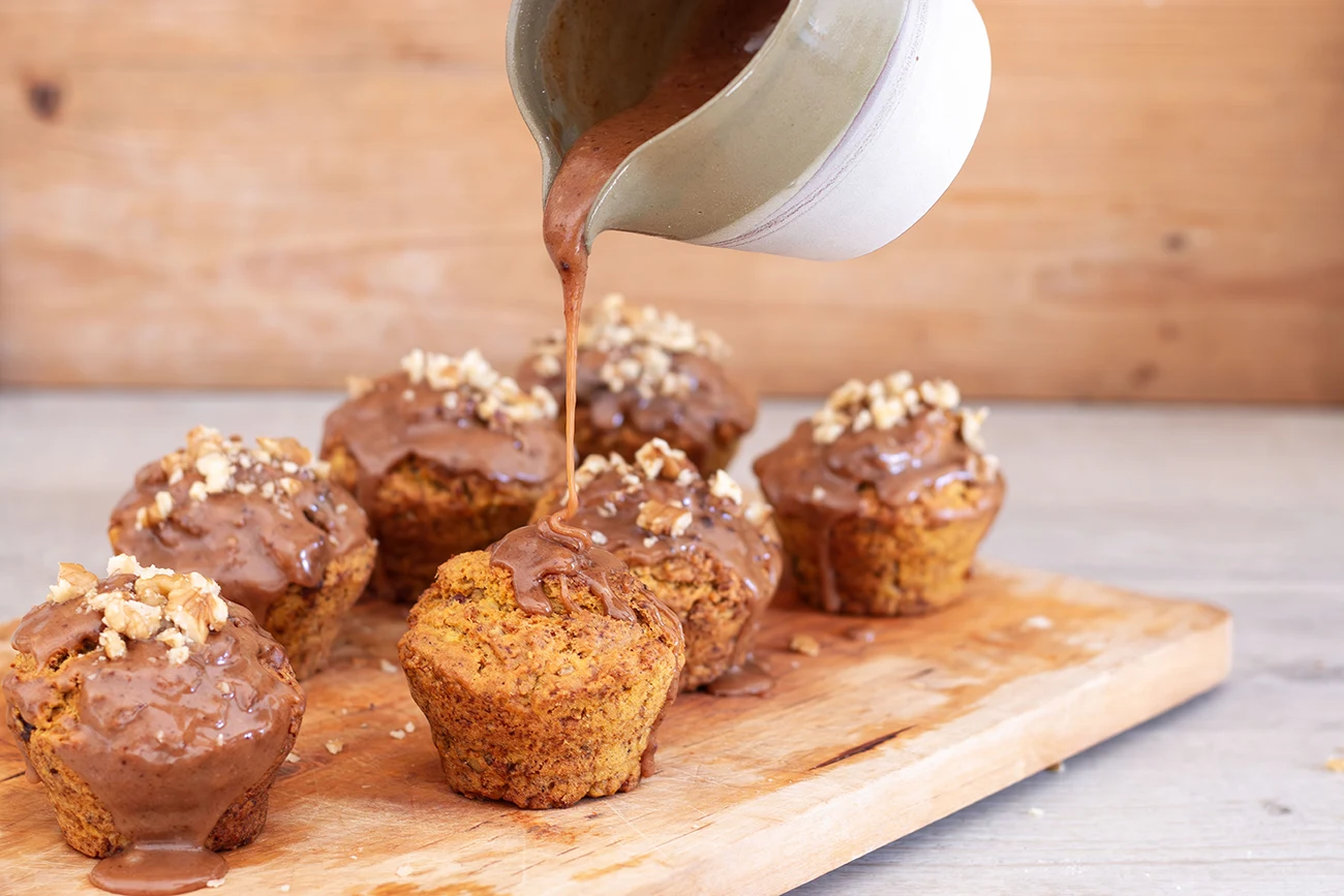 Kürbismuffins mit Hagebutten-Glasur und Walnüssen