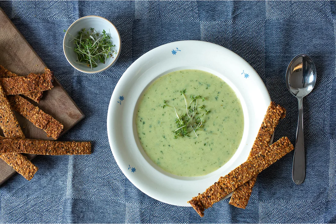 Kressesuppe mit Nigella-Knäckebrot