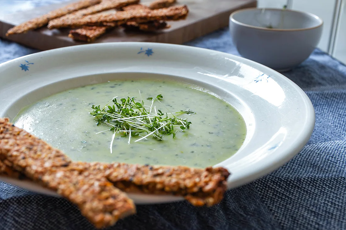 Kressesuppe mit Nigella-Knäckebrot