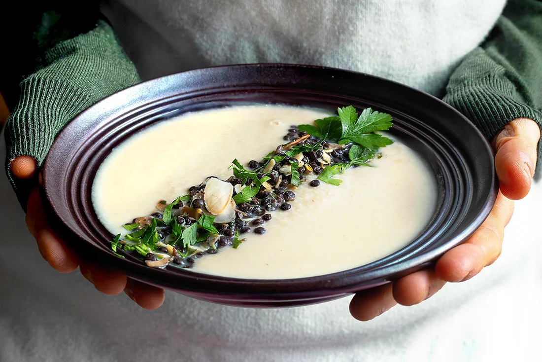 Pastinakensuppe mit Mandeln und Linsen