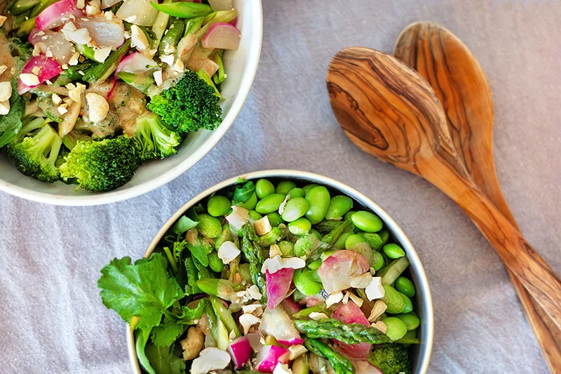 Salat mit grünem Spargel, Radieschen und Miso-Dressing