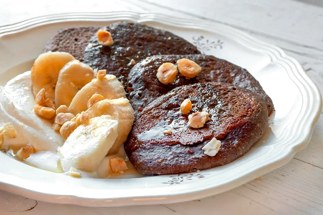 Schoko-Pancakes auf einem Teller