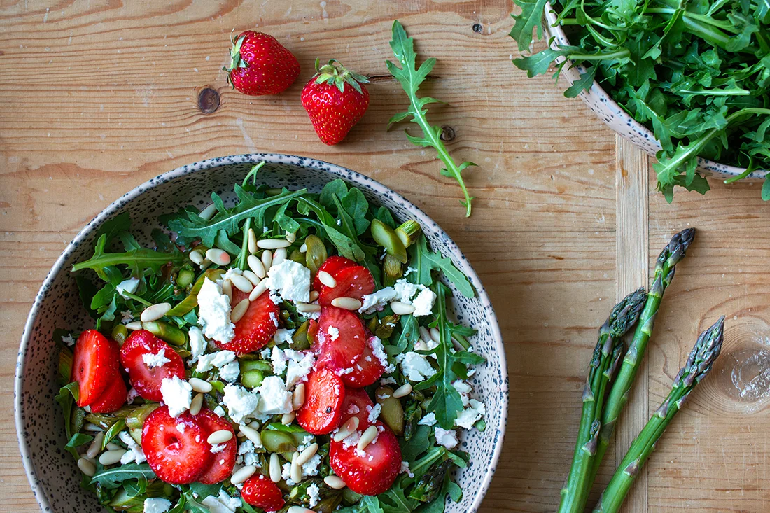 Grüner Spargel-Salat mit Erdbeeren