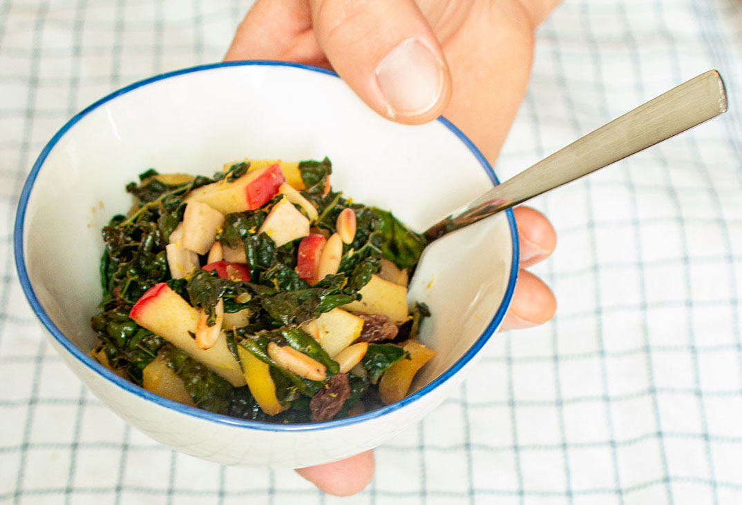 Wintersalat aus Apfel und Schwarzkohl