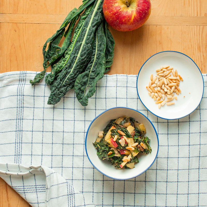 Salat aus Apfel und Schwarzkohl mit Pinienkernen