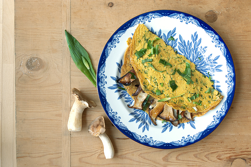 Bärlauch-Omelett mit Kräuterseitlingen auf einem Teller