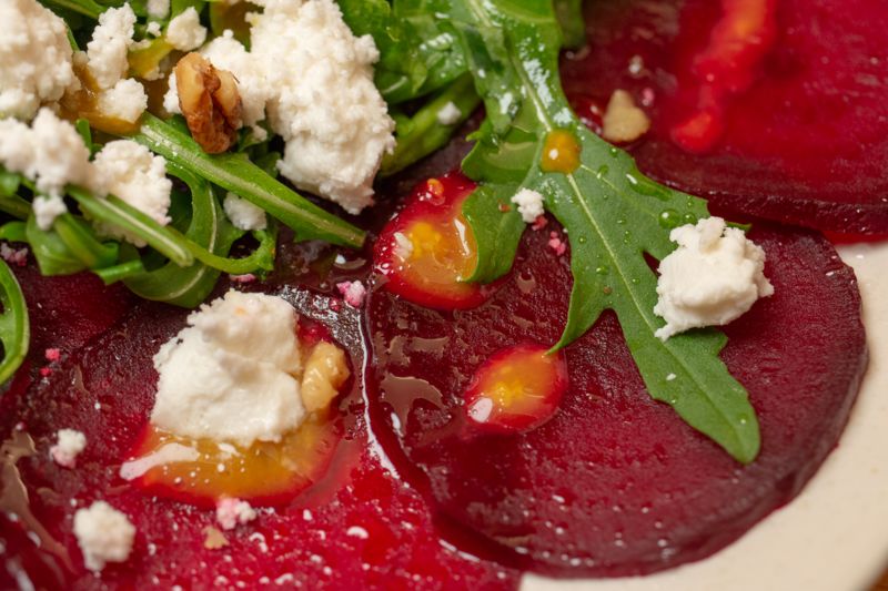Rote Bete Carpaccio mit Feta und Honig-Senf-Dressing