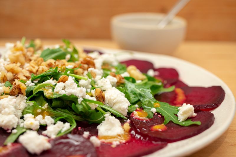 Carpaccio aus Roter Bete mit Feta, Rucola und Walnuss