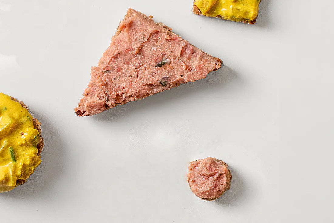 Brotscheiben mit veganer Leberwurst bestrichen