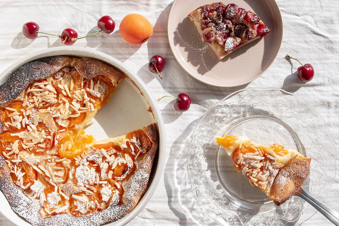 Clafoutis mit Aprikosen und Mandeln, ein Stück Clafoutis mit Kirschen