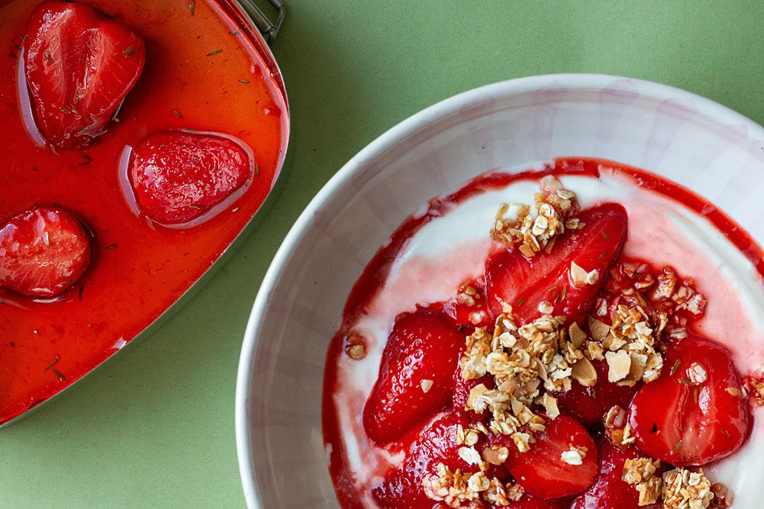 Erdbeeren vom Grill mit Joghurt und Mandelcrunch