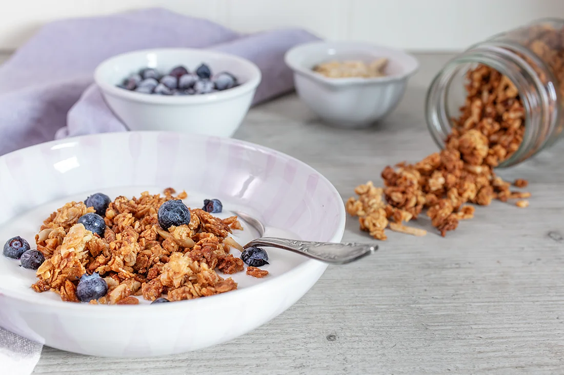 Granola ohne Kokosöl selber gemacht in einer Schüssel