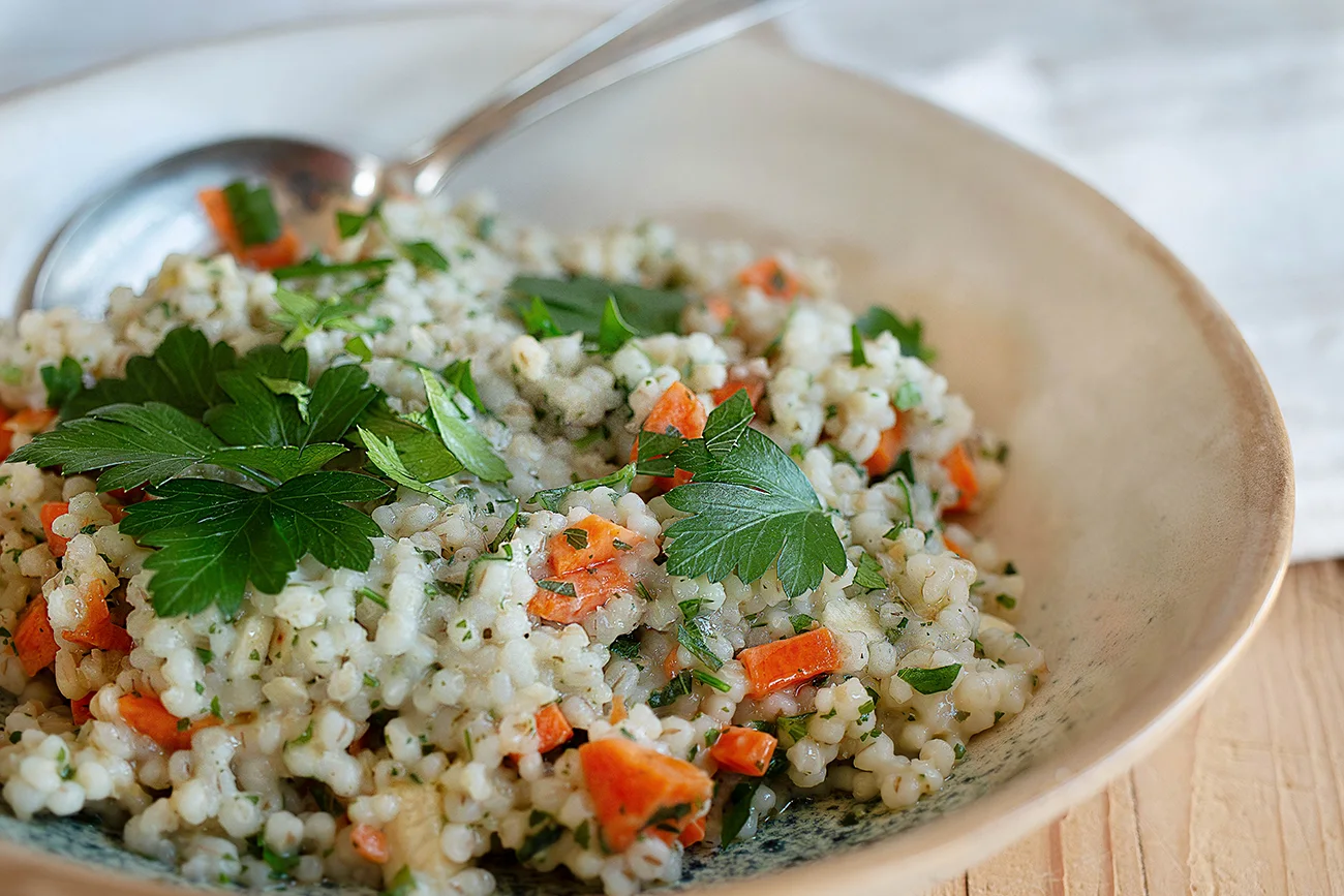 Graupenrisotto mit Petersilienwurzel auf einem Teller