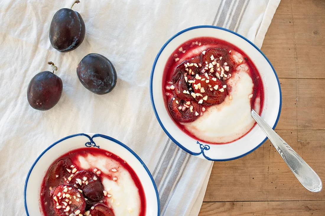 Grießbrei mit Pflaumenkompott
