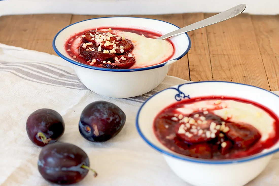 Grießbrei mit Zwetschgen