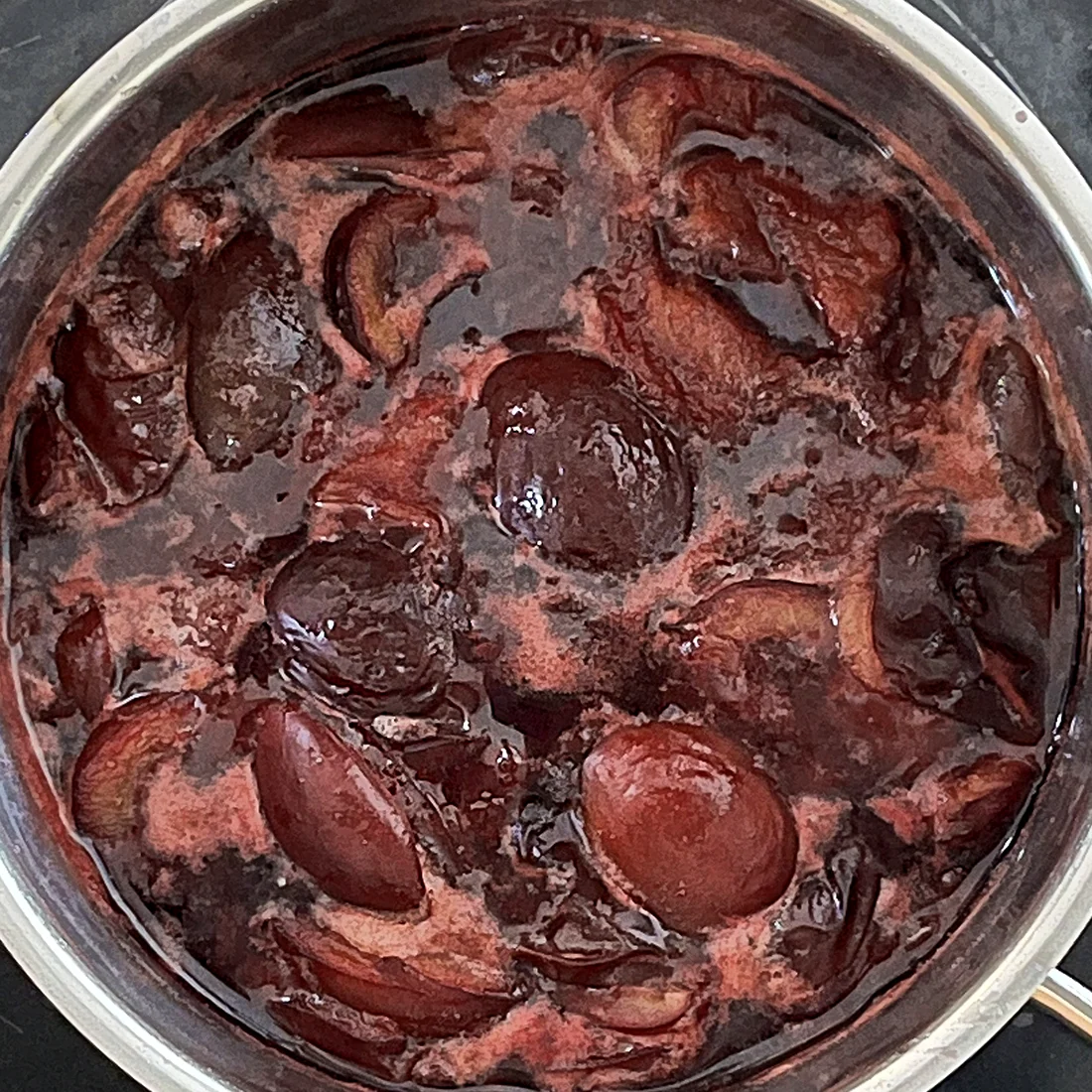 köchelnde Zwetschgen in einem Topf