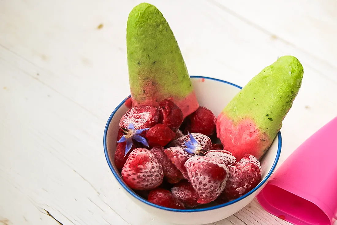 Gurken-Erdbeer-Eis am Stiel