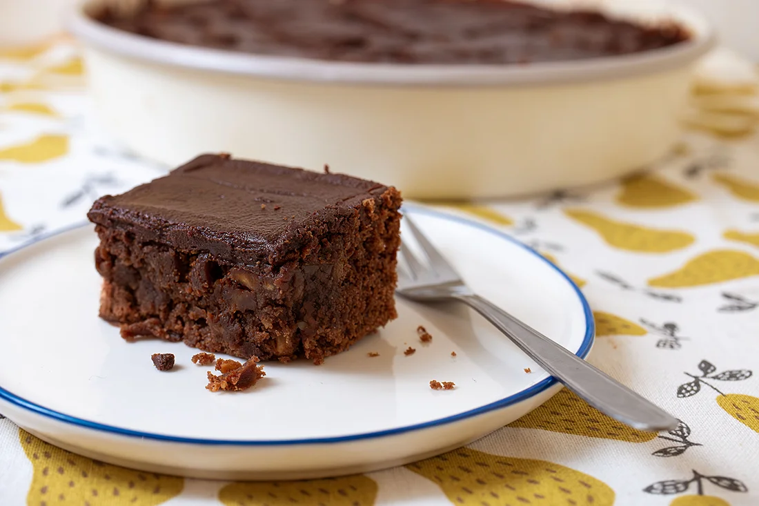 Haselnuss-Brownie mit einer Gabel auf einem Teller