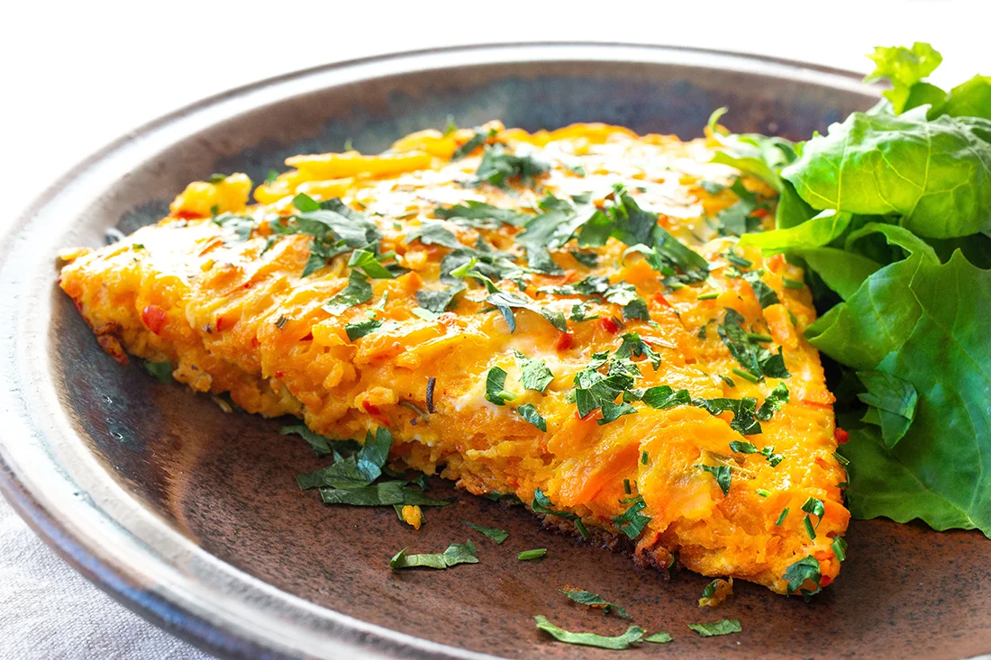 Kürbis-Frittata und Salat auf einem Teller